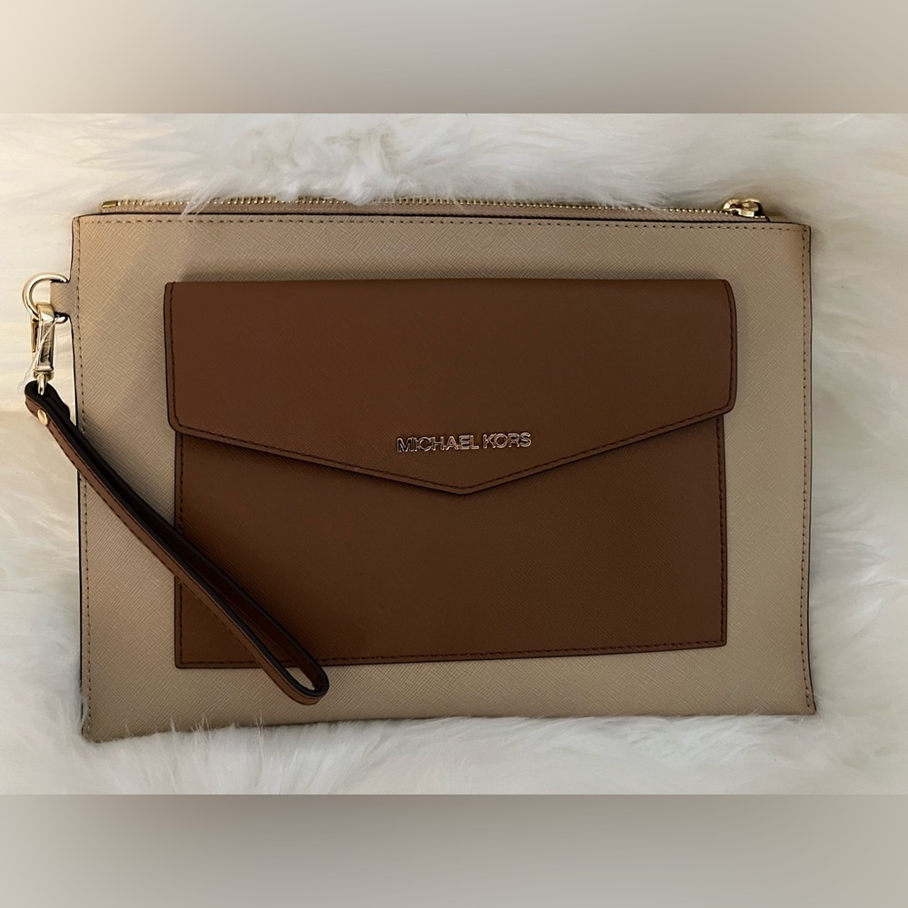 NWOT Michael Kors Front Pocket Colorblock Wristlet  model No 38S0CTTW9T